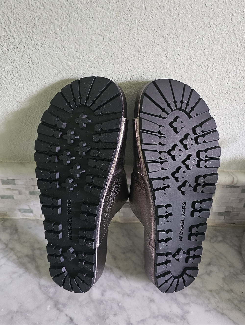 Nwot Michael Kors Metallic Silver Slide Women's Sandals - Picture 8 of 14